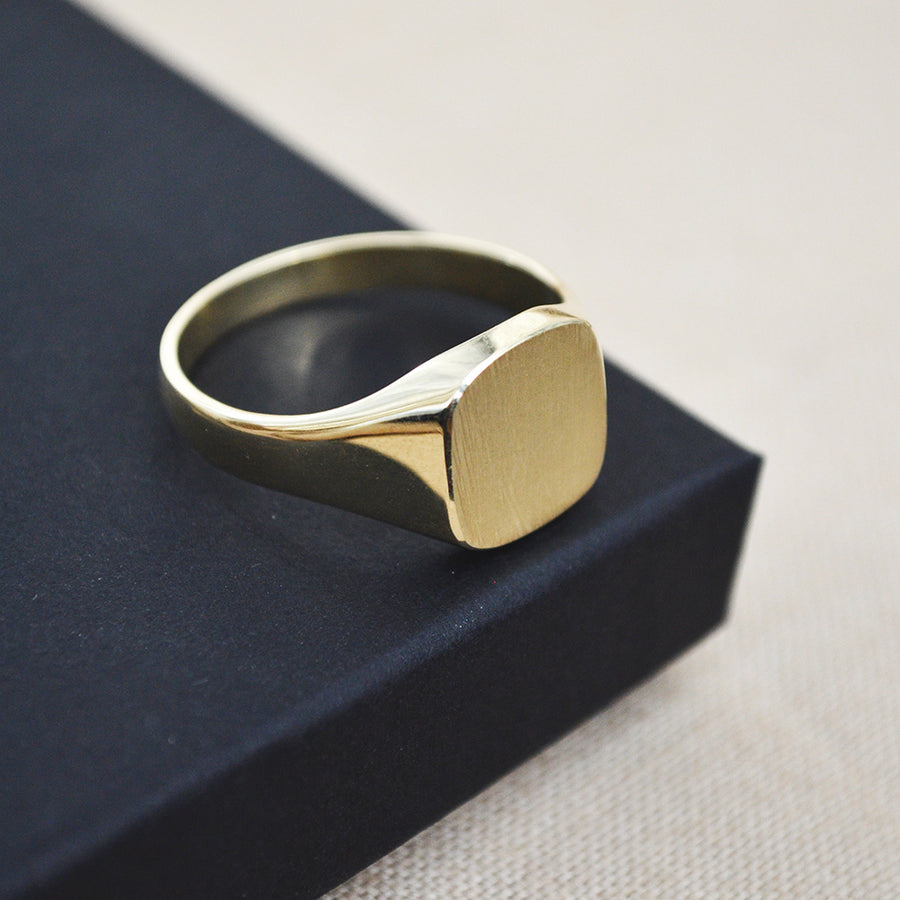 Classic Signet Ring - Gold 14k